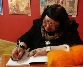 Л. С. Танасенко на выставке в Доме кино подписывает читателям свою книгу