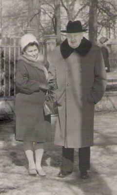 А. В. Предтеченский с женой Л. М. Предтеченской на прогулке. Город Пушкин, апрель 1964 г.