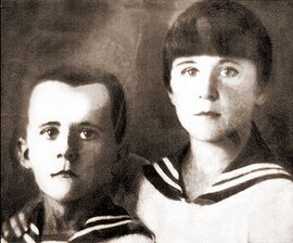 Марат и его сестра Ариадна, приблиз. 1935 г.