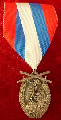 Медаль дроздовцам на бело-сине-красной ленте. Учреждена 25 ноября 1918 года для награждения чинов отряда полковника Дроздовского