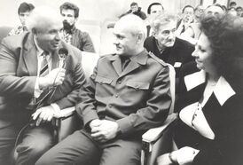 Яков Дамский (слева) берёт интервью у Владимира Джанибекова, 1993 год