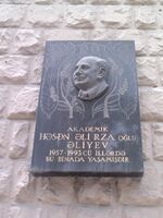 Мемориальная доска на стене дома в Баку, в котором жил Гасан Алиев в 1957-93 гг.