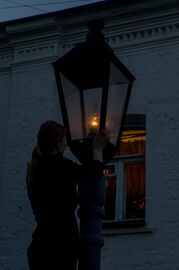 10 часов вечера — зажжение керосинового фонаря во дворе музея
