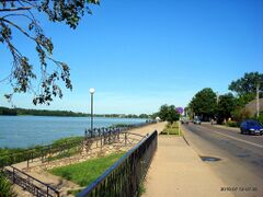 Вид на озеро с городской набережной