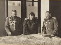 Михаил Пустовойтенко (крайний слева)
