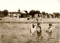 На пляже в Оллиле (ныне Солнечное), 1907 год.