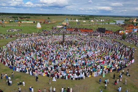 Хоровод осуохай, означающий жизненный круг в Якутии на празднике лета Ысыах