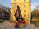 Памятник Алие Молдагуловой.jpg