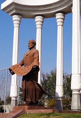 Памятник Ахмаду аль-Фергани в Центральном парке в Фергане