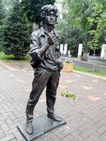 3) Памятник, расположенный на «Тулебайке» — улице Тулебаева (угол с Кабанбай батыра), где снималась финальная сцена «Иглы»