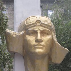 Памятник М. М. Расковой (крупный план)