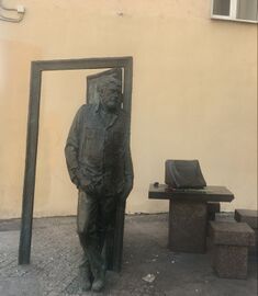 Памятник Довлатову на улице Рубинштейна (Санкт-Петербург)
