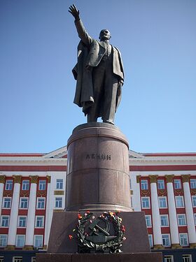 Памятник Ленину в Курске.jpg