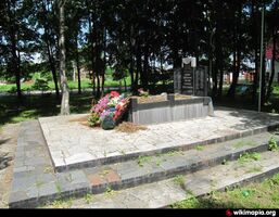 Памятник на братской могиле солдат и офицеров 64-й отдельной морской стрелковой и 24-й танковой бригад в селе Белый Раст.