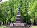 Памятник советским воинам, расположенный в сквере перед музеем