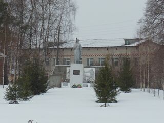 Памятник участникам шалеговцам в ВОВ. На заднем плане — здание школы. Апрель, 2014 г.