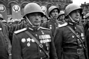 Парадный строй военнослужащих РККА (пехота): старшие офицеры (первый ряд), сержанты (второй ряд) в парадных мундирах.