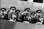 Маршалы Советского Союза И. С. Конев, К. К. Рокоссовский, А. М. Василевский (первый ряд, слева направо) в парадных мундирах на трибуне Мавзолея.