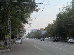 Улица Ауэзова, вид в направлении на юг от перекрестка с улицей Мустафы Озтюрка. (5 октября 2014 года)