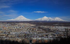 Вид на вулканы с городом