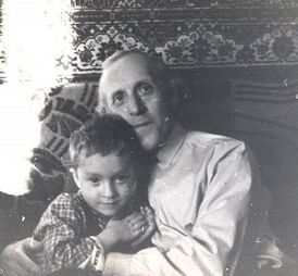 Платон Севбо с внуком, 1962 год