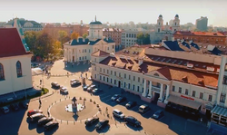 Городская ратуша (по центру) и Костёл пресвятой Девы Марии (справа).