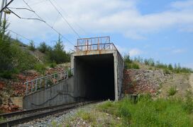 Галерея, в которой Новый обход проходит под Старым, западнее Чёртова моста