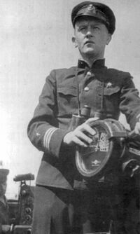 Командир эсминца «Бойкий» капитан 3-го ранга Г. Ф. Годлевский на мостике, 1942 год