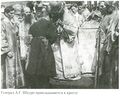 Генерал А. Шкуро, прибывший в Харьков, прикладывается к кресту, 23 июня (6 июля н.ст.) 1919 года.