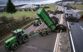 Фермер вываливает отходы на шоссе неподалёку от французского Везуля