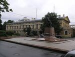 Памятник Ломоносову (вид сбоку)