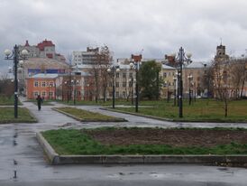 Вид из парковой зоны на проспекте Ленина