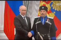 Сергей Мерзеликин (справа) с Владимиром Путиным во время награждения