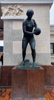 Скульптура волейболистки перед метро «Сокольники»