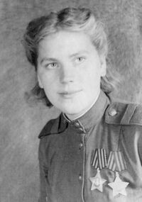Роза Шанина c винтовкой Мосина с оптическим прицелом ПУ. 1944