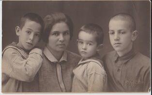 Сосновская Ольга Даниловна с детьми: Володей, Андреем и Лёвой (14 августа 1930)