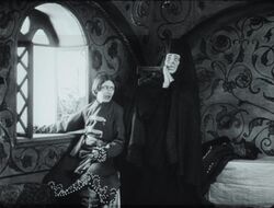Кадр из фильма «Воцарение дома Романовых» (1913). Слева направо: Михаил Фёдорович (Софья Гославская), его мать (Лидия Триденская).