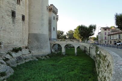 Ров средневекового замка Тараскон