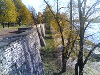 Стена Среднего города у р.Великой. Вид с Ольгинского моста.