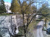 Стена Среднего города у р.Великой. Вид с Ольгинского моста.