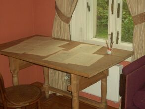 Стол в спальне мемориального дома, за которым Чайковским были написаны последние произведения