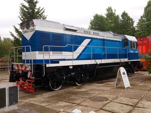 ТГМ8КМ-312001 в заводской окраске со стороны большого капота (вверху) и малого капота