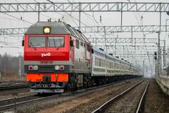 ТЭП70БС-239 с поездом в фирменной красно-серой окраске РЖД