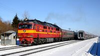 Тепловоз ТЭП70-0533 с пассажирским поездом Воркута — Москва на станции