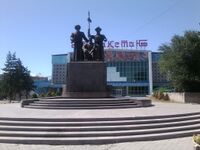 Памятник биям Старшего жуза перед кинотеатром «Казахстан»