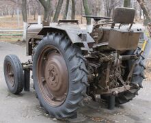 Унифицированная маятниковая навеска сельскохозяйственного трактора. Узкие колёса обеспечивают движение по междурядьям
