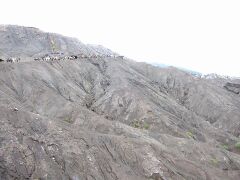 Туристы на склонах вулкана Бромо.jpg