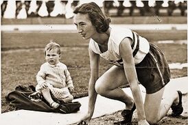 С сыном Николасом на стадионе Alexander Sports Ground в Бирмингеме, 1951 год