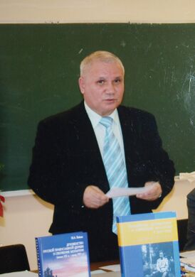Председатель Диссертационного совета ИППК МГУ А. И. Уткин выступает на защите диссертации М. А. Бабкина (17.10.2007)