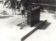На игровой площадке у фонтана в 1939 году